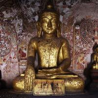 Bouddha qui prend la terre à témoin dans les grottes de Po Win Daung